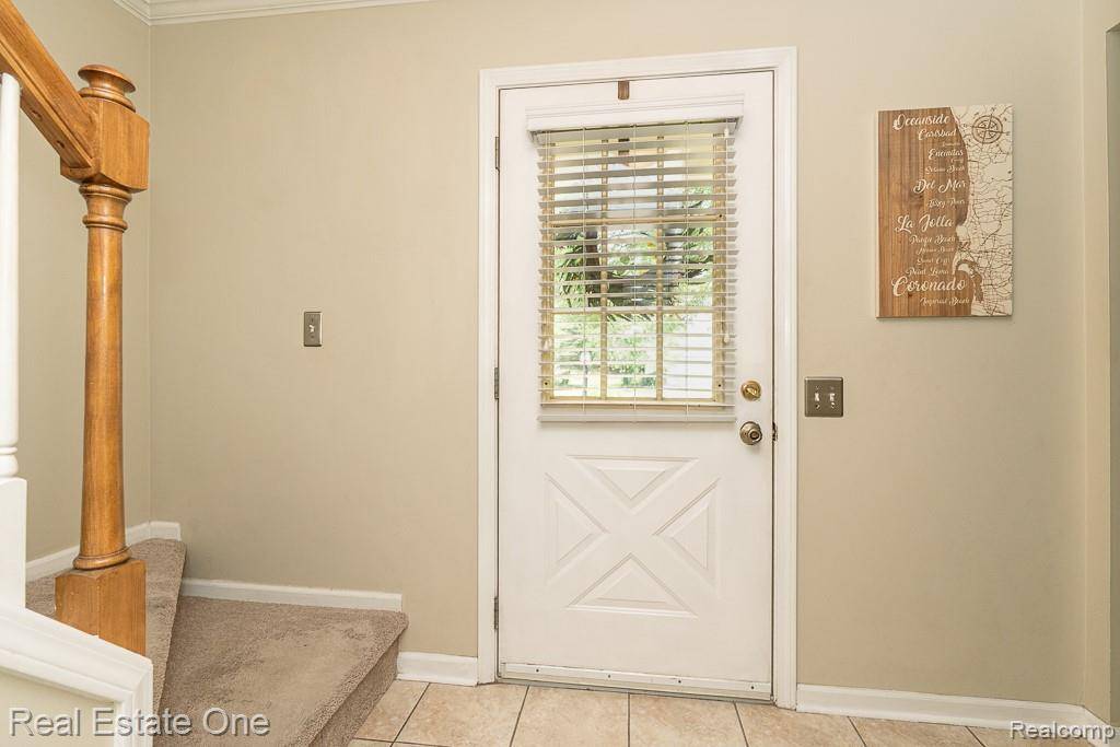 606 Whitney DR, Rochester Hills, MI 48307
