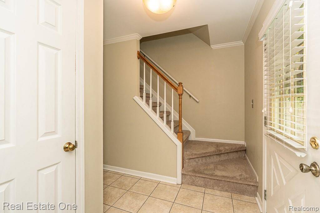 606 Whitney DR, Rochester Hills, MI 48307