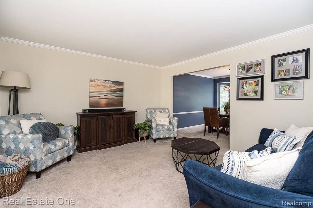606 Whitney DR, Rochester Hills, MI 48307