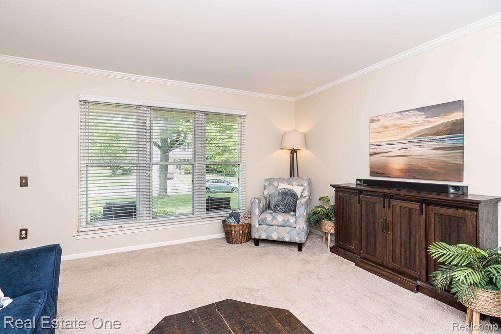 606 Whitney DR, Rochester Hills, MI 48307