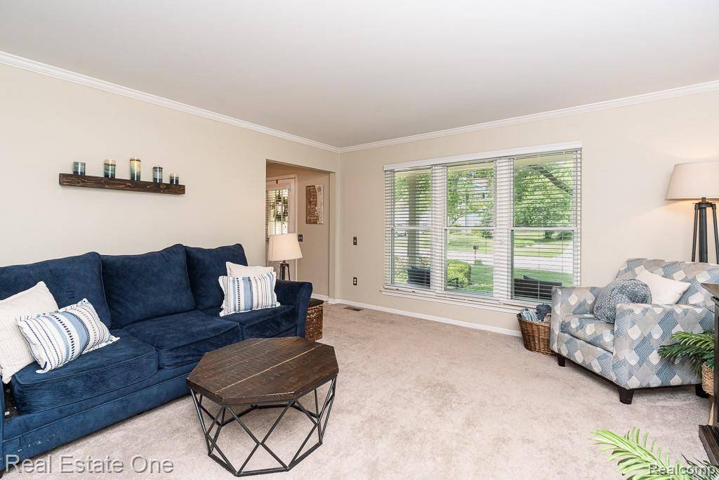 606 Whitney DR, Rochester Hills, MI 48307