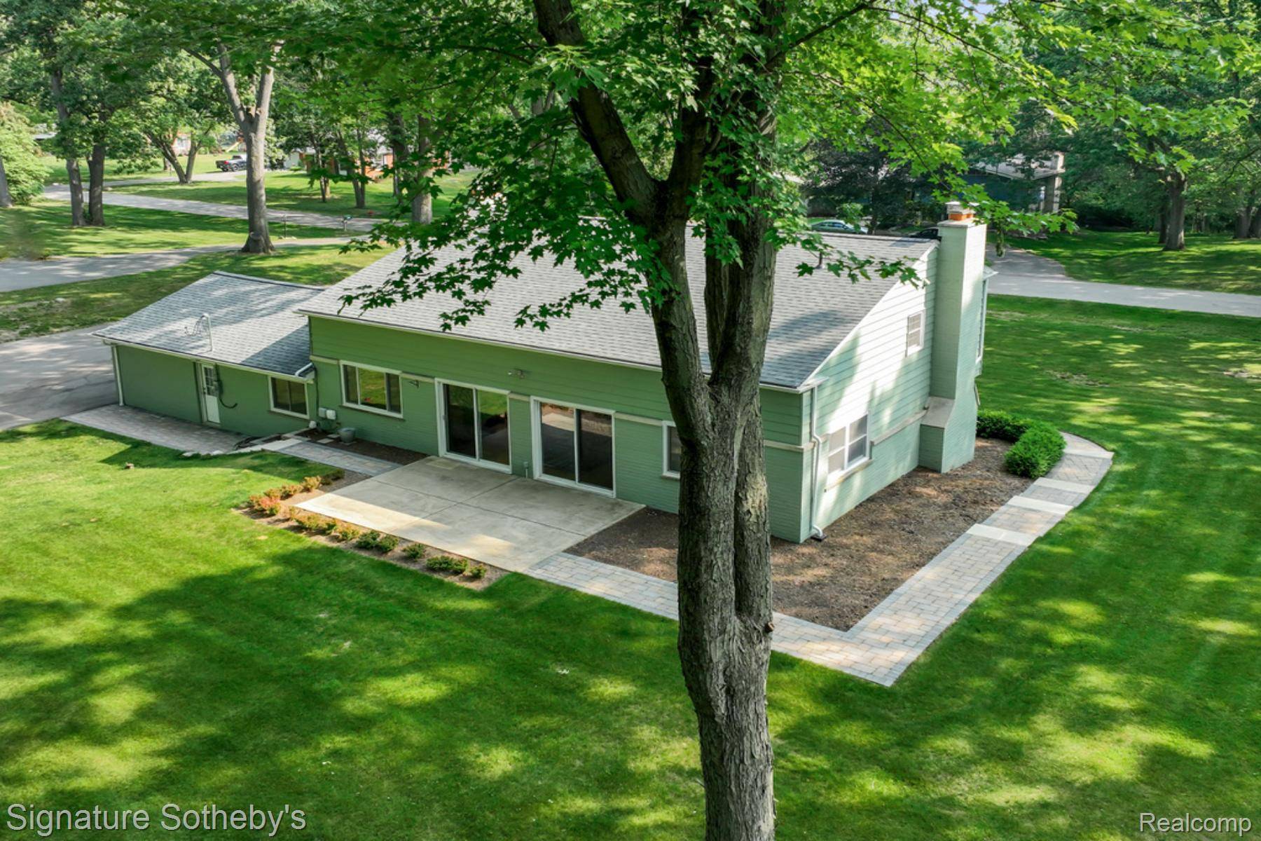 2593 S Christian Hills DR, Rochester Hills, MI 48309