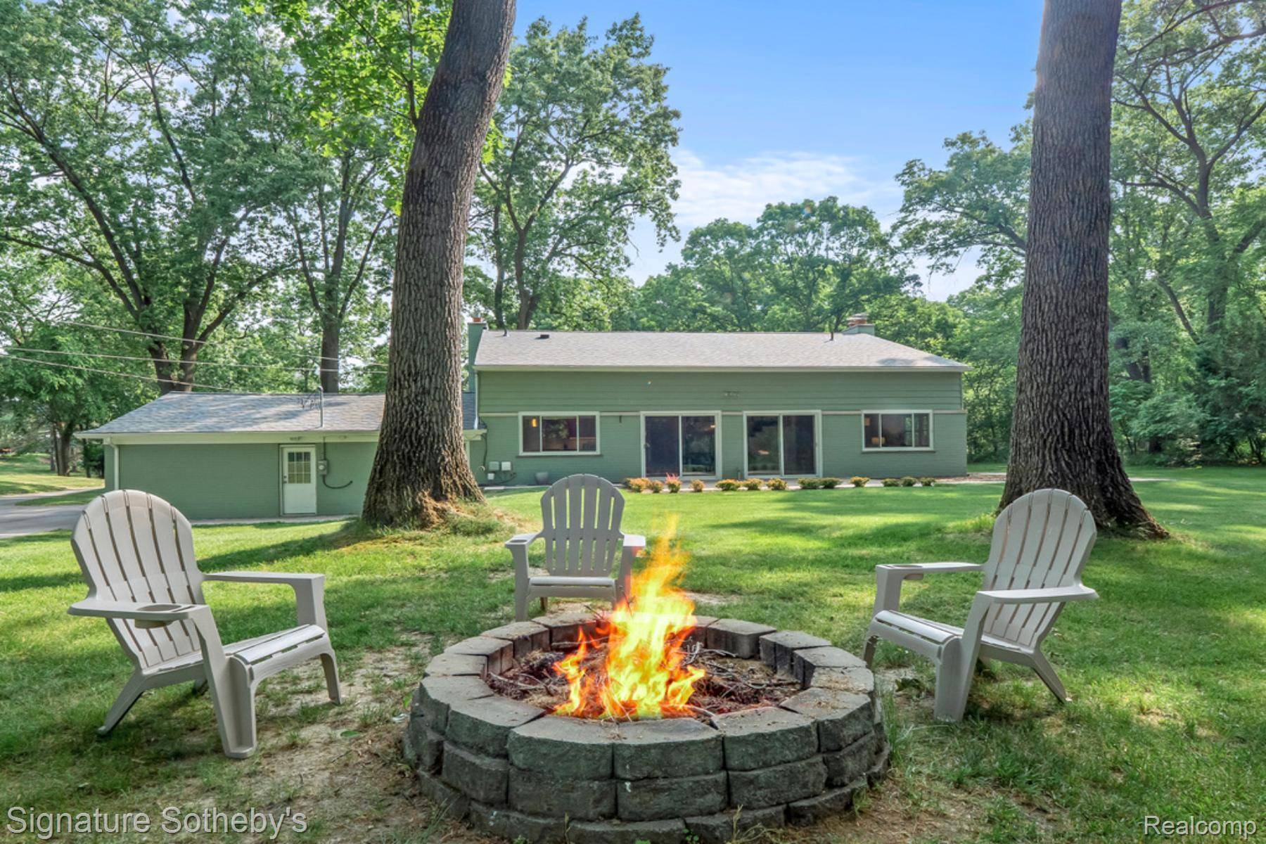 2593 S Christian Hills DR, Rochester Hills, MI 48309