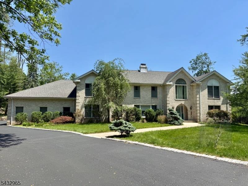 60 Evergreen Ln, Watchung Boro, NJ 07069