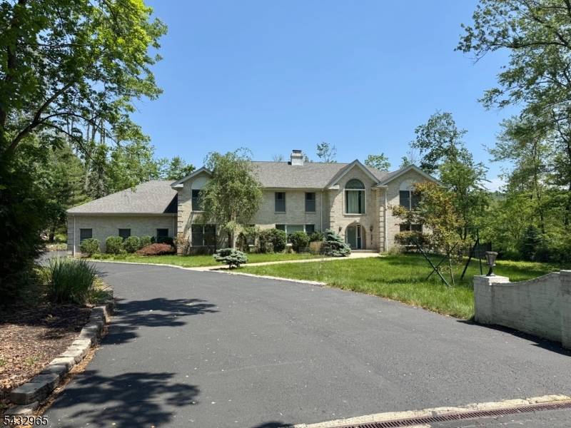 60 Evergreen Ln, Watchung Boro, NJ 07069