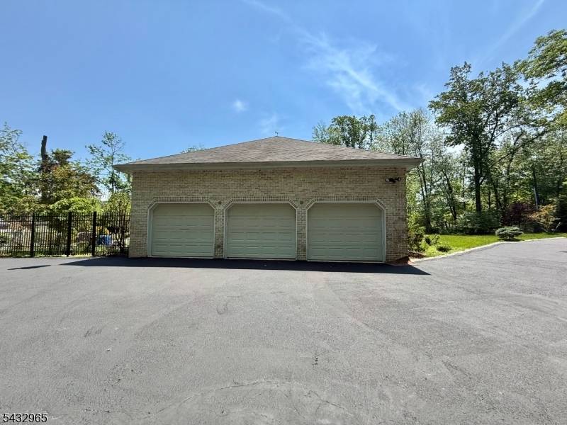 60 Evergreen Ln, Watchung Boro, NJ 07069