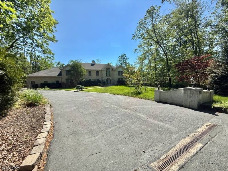 60 Evergreen Ln, Watchung Boro, NJ 07069