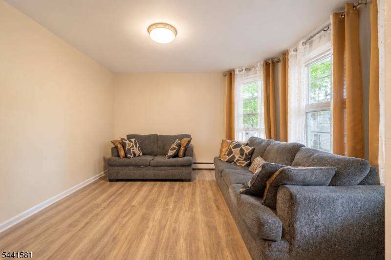 37 Fenner Ave, Clifton City, NJ 07013