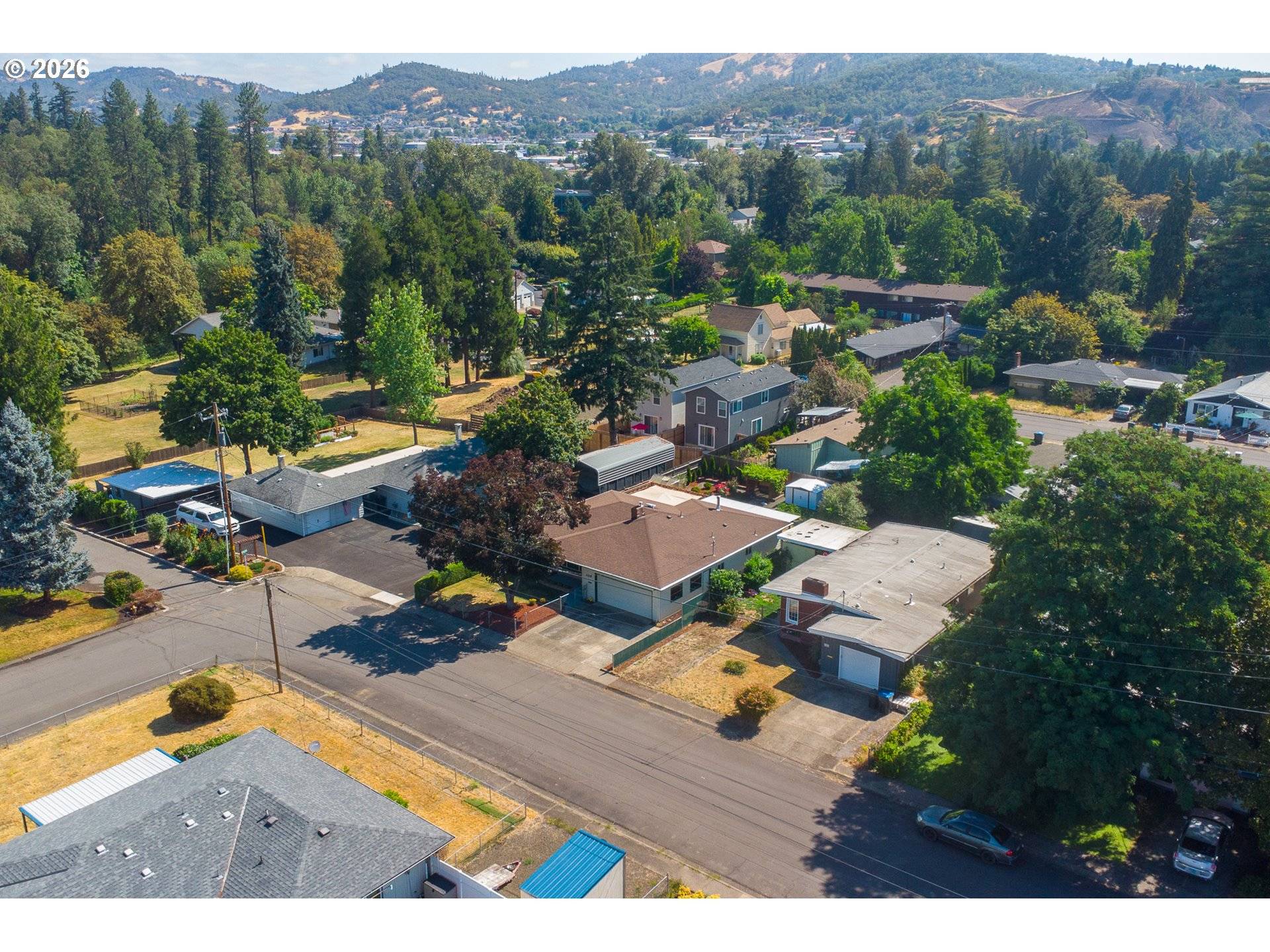425 W MAPLE ST, Roseburg, OR 97471