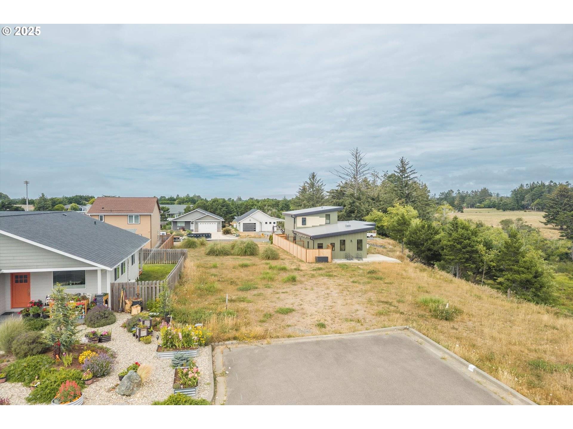 636 SEACREST DR, Bandon, OR 97411