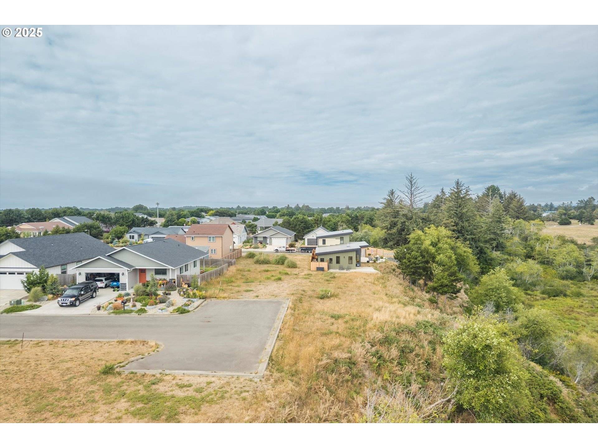 636 SEACREST DR, Bandon, OR 97411