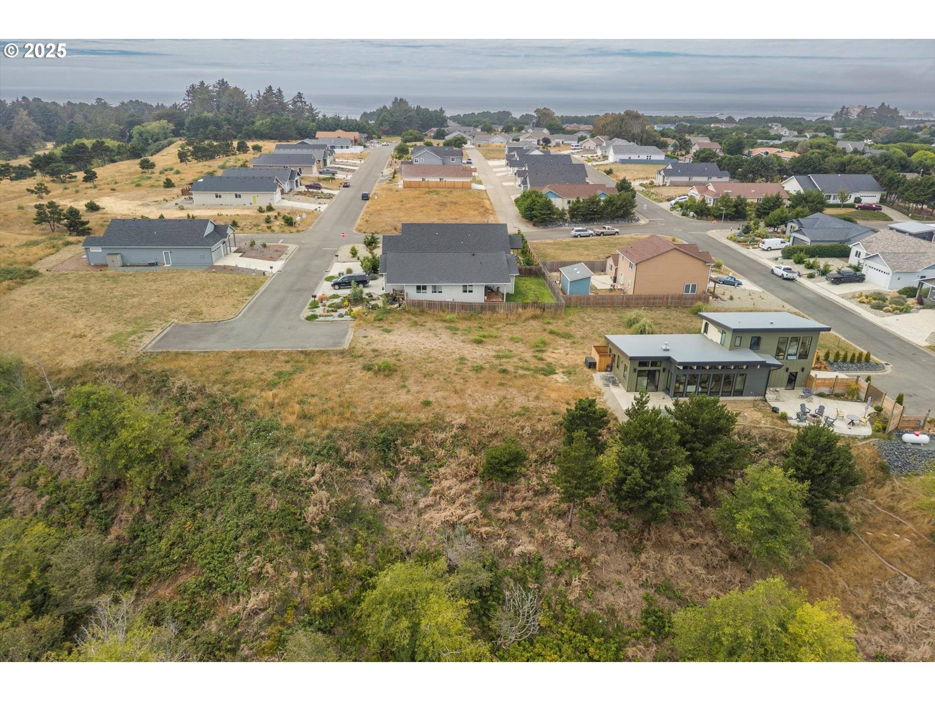 636 SEACREST DR, Bandon, OR 97411