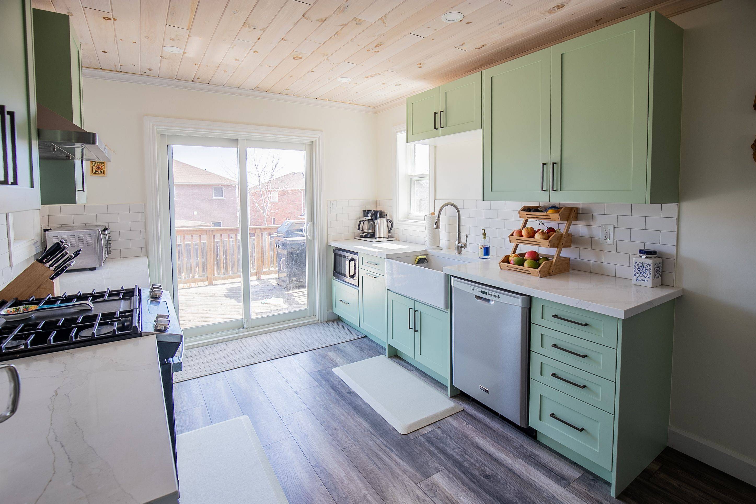 213 Melbourne DR, Bradford West Gwillimbury, ON L3Z 2Y8