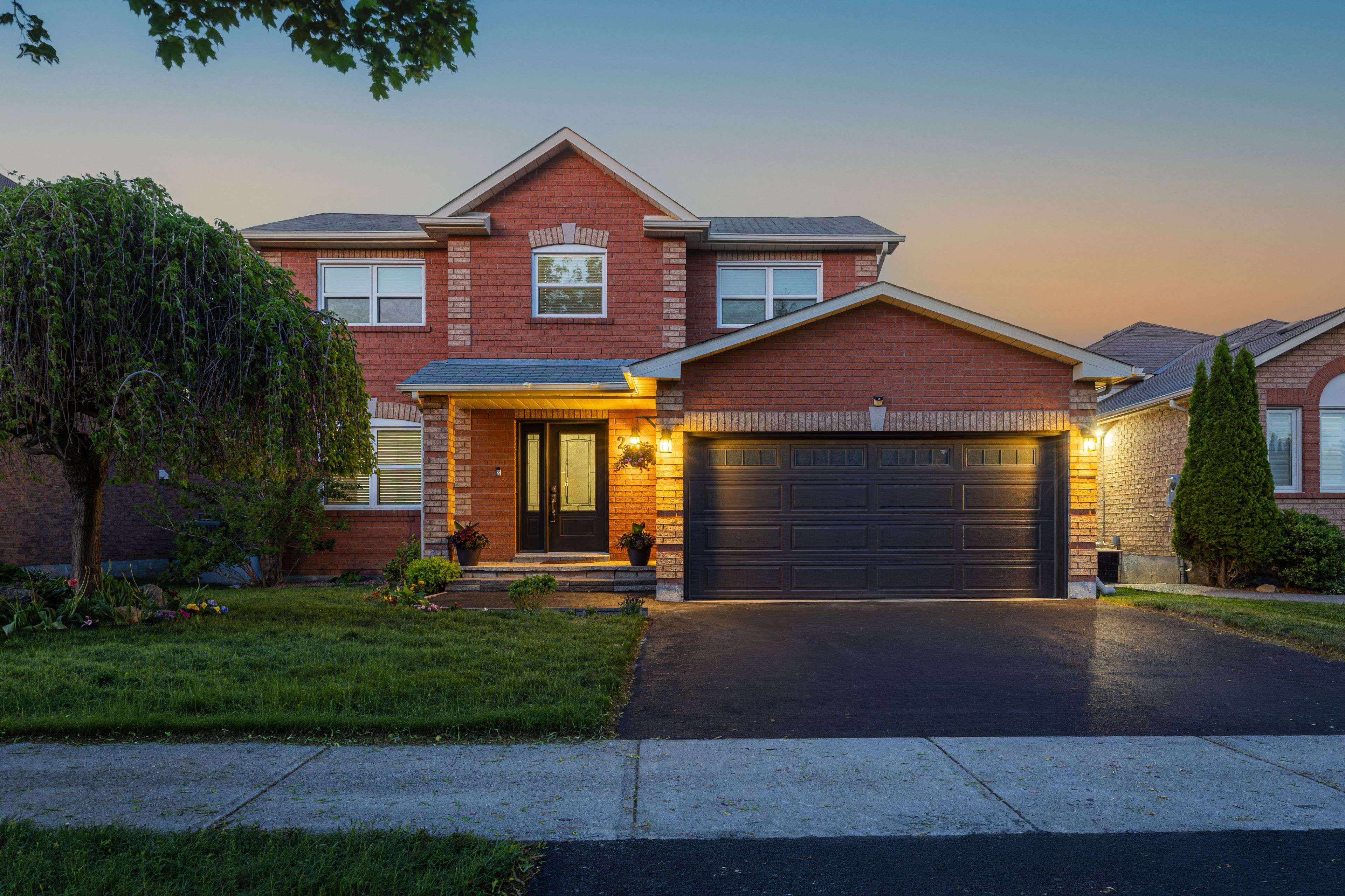 213 Melbourne DR, Bradford West Gwillimbury, ON L3Z 2Y8