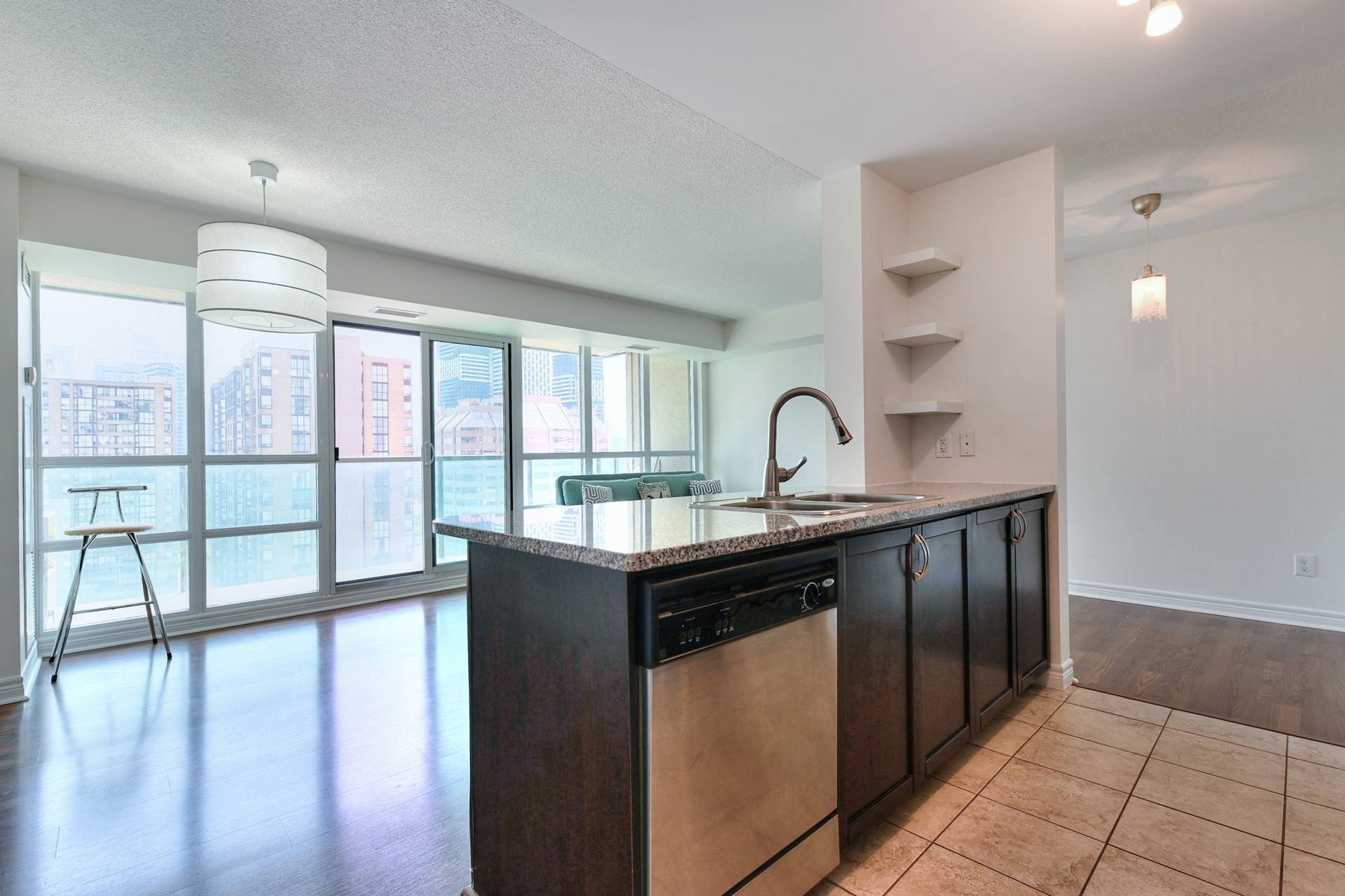 208 Enfield PL #2005, Mississauga, ON L5B 0G8