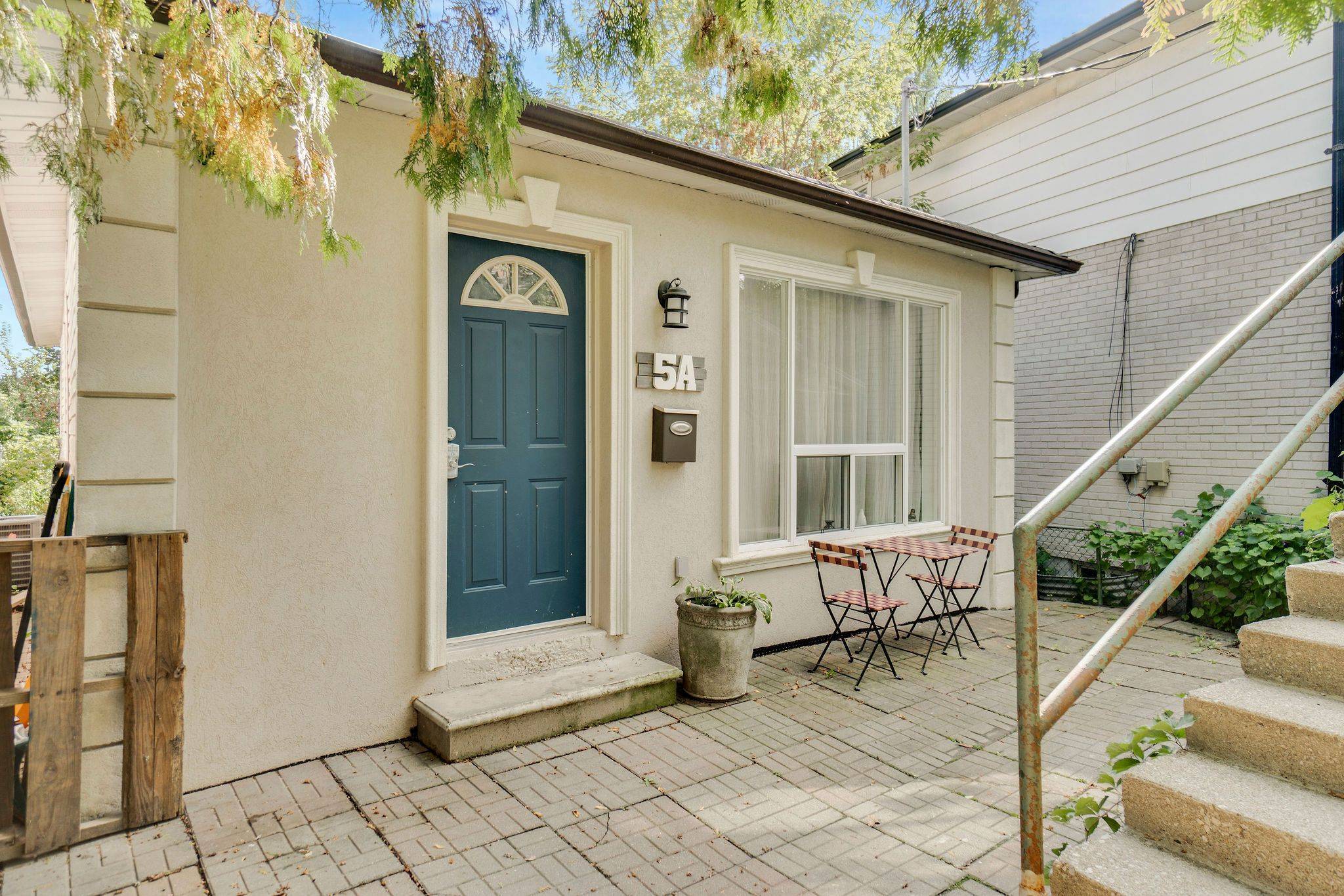 5A Dynevor RD, Toronto W03, ON M6E 3W7
