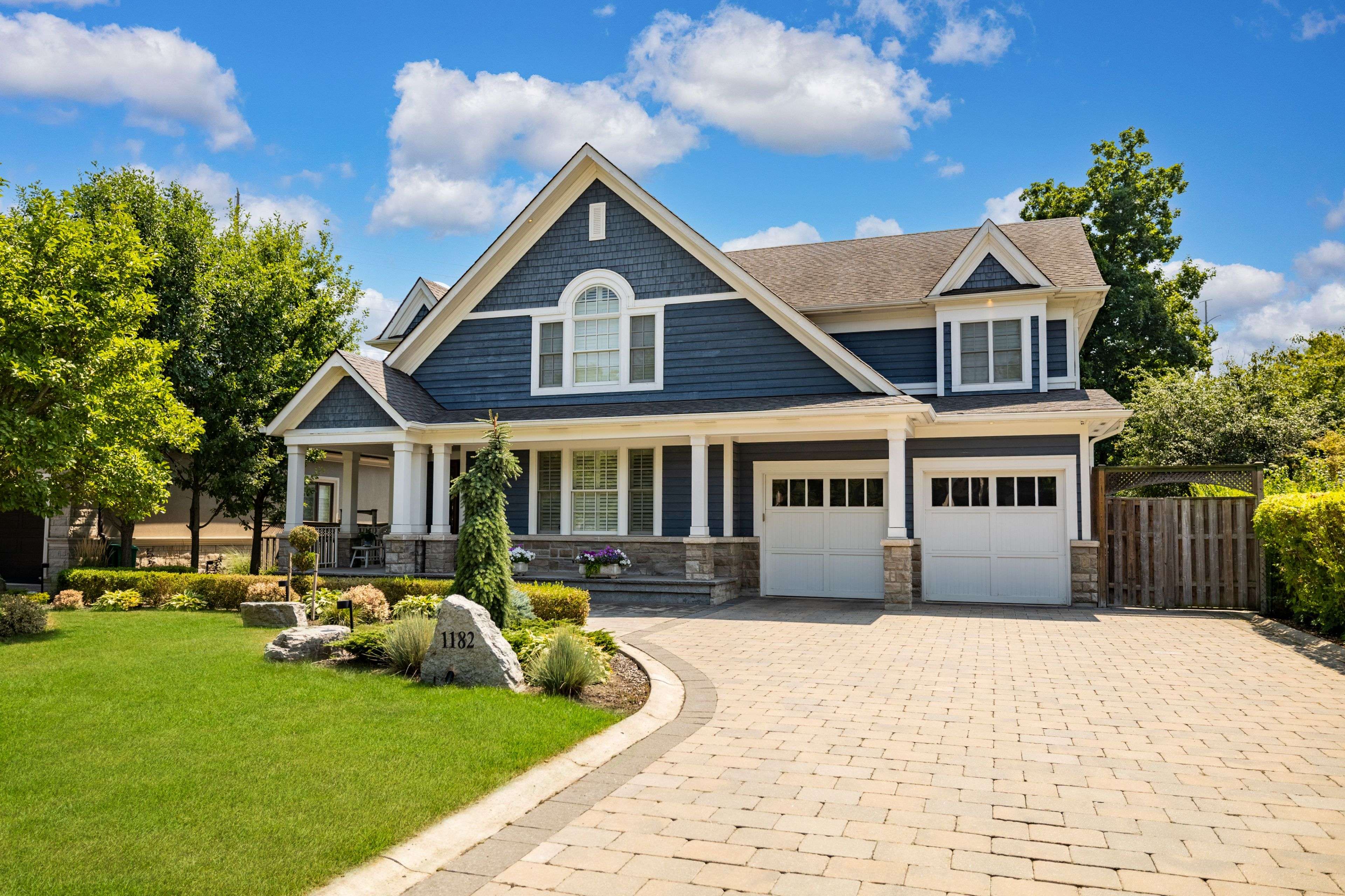 1182 Streambank DR, Mississauga, ON L5H 1W8