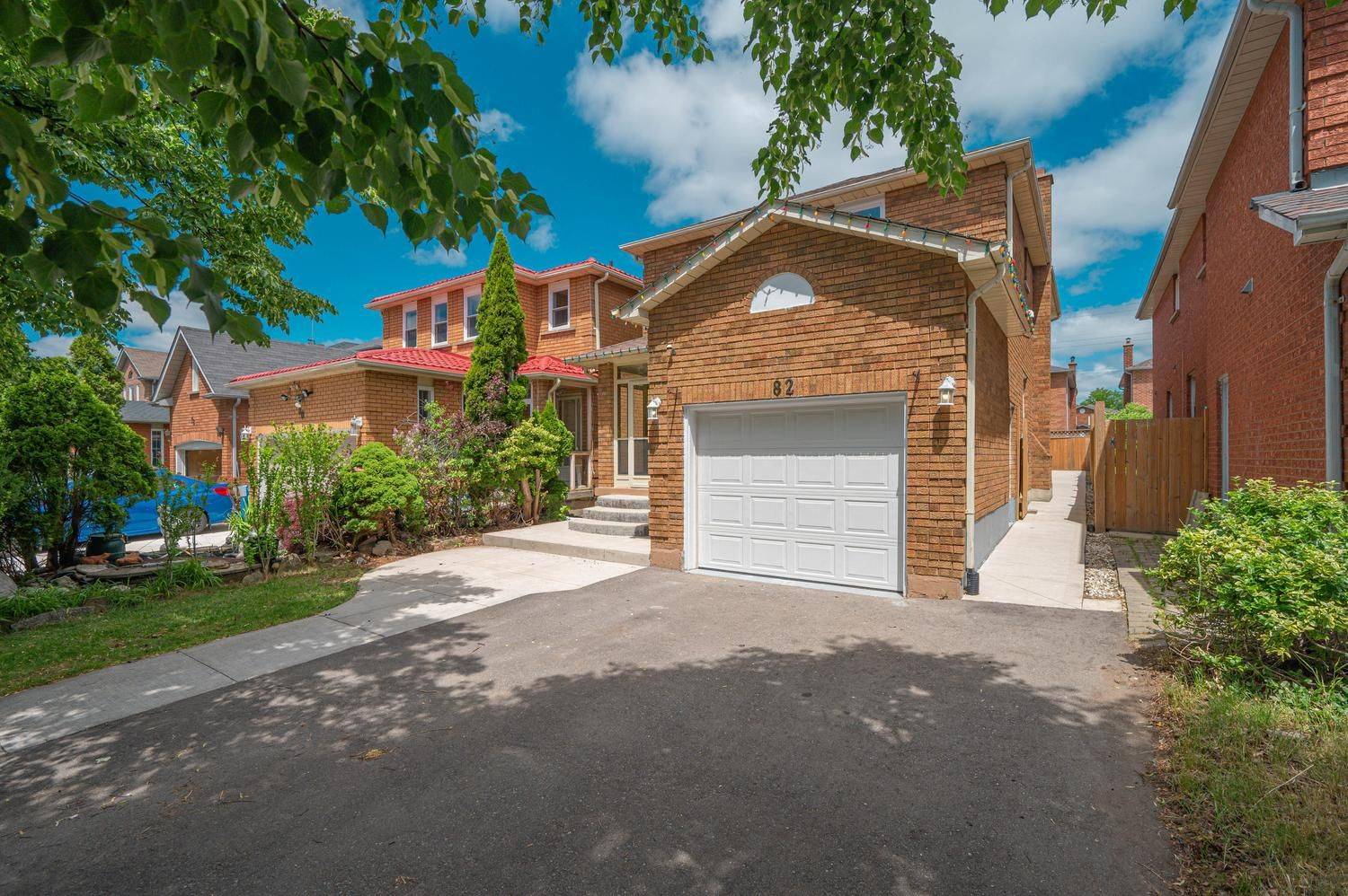 82 Michigan AVE, Brampton, ON L6Y 4P1