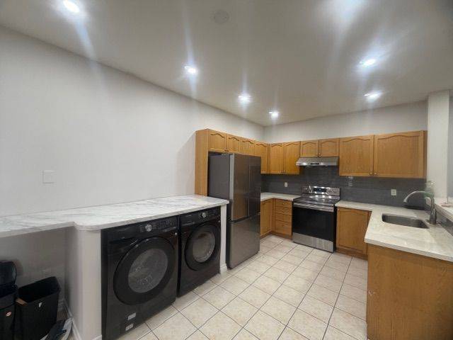 110 Pantomine BLVD #Main, Brampton, ON L6Y 5P1