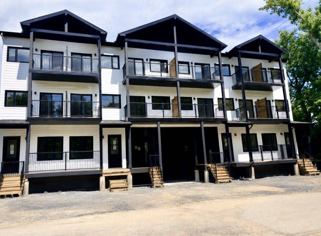 245 Bradford ST #B, Britannia - Lincoln Heights And Area, ON K2B 5Z5