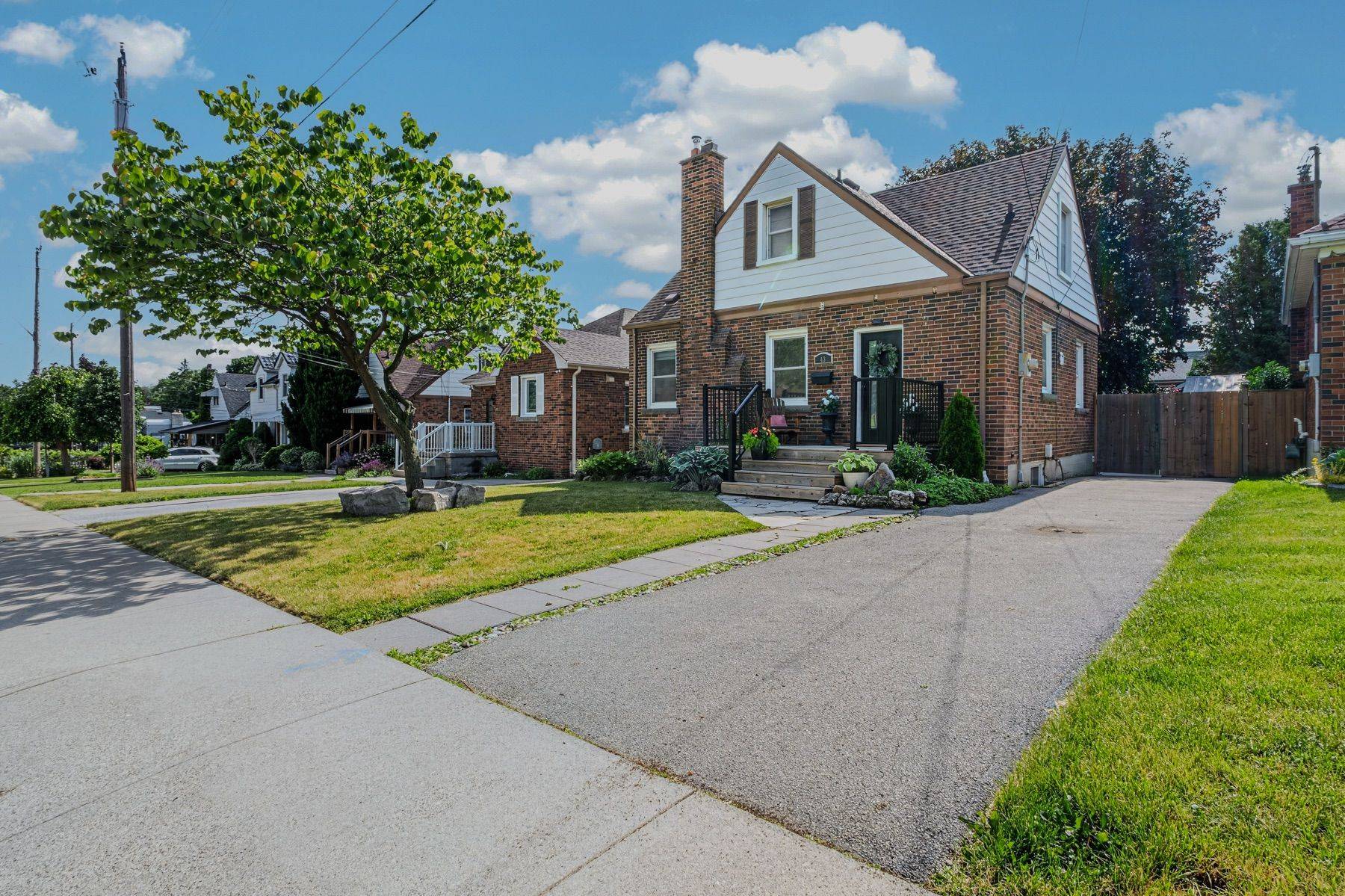 43 Woodbridge RD, Hamilton, ON L8K 3C8