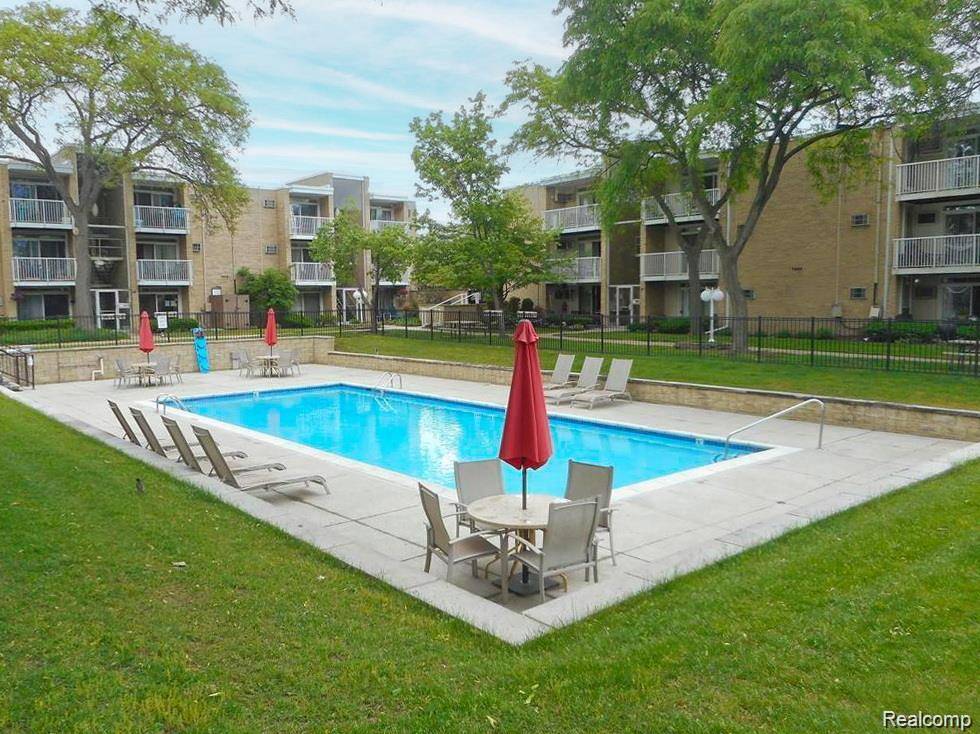 4909 Crooks RD #D6, Royal Oak, MI 48073
