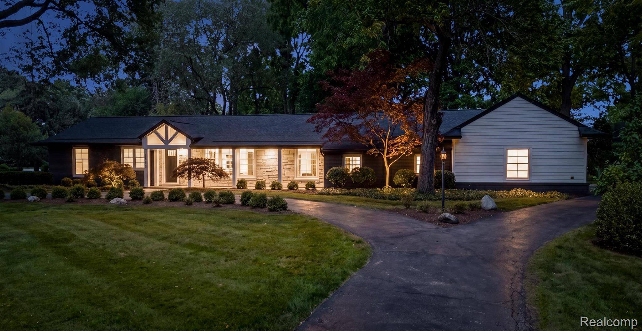 5671 Shadow LN, Bloomfield Hills, MI 48302