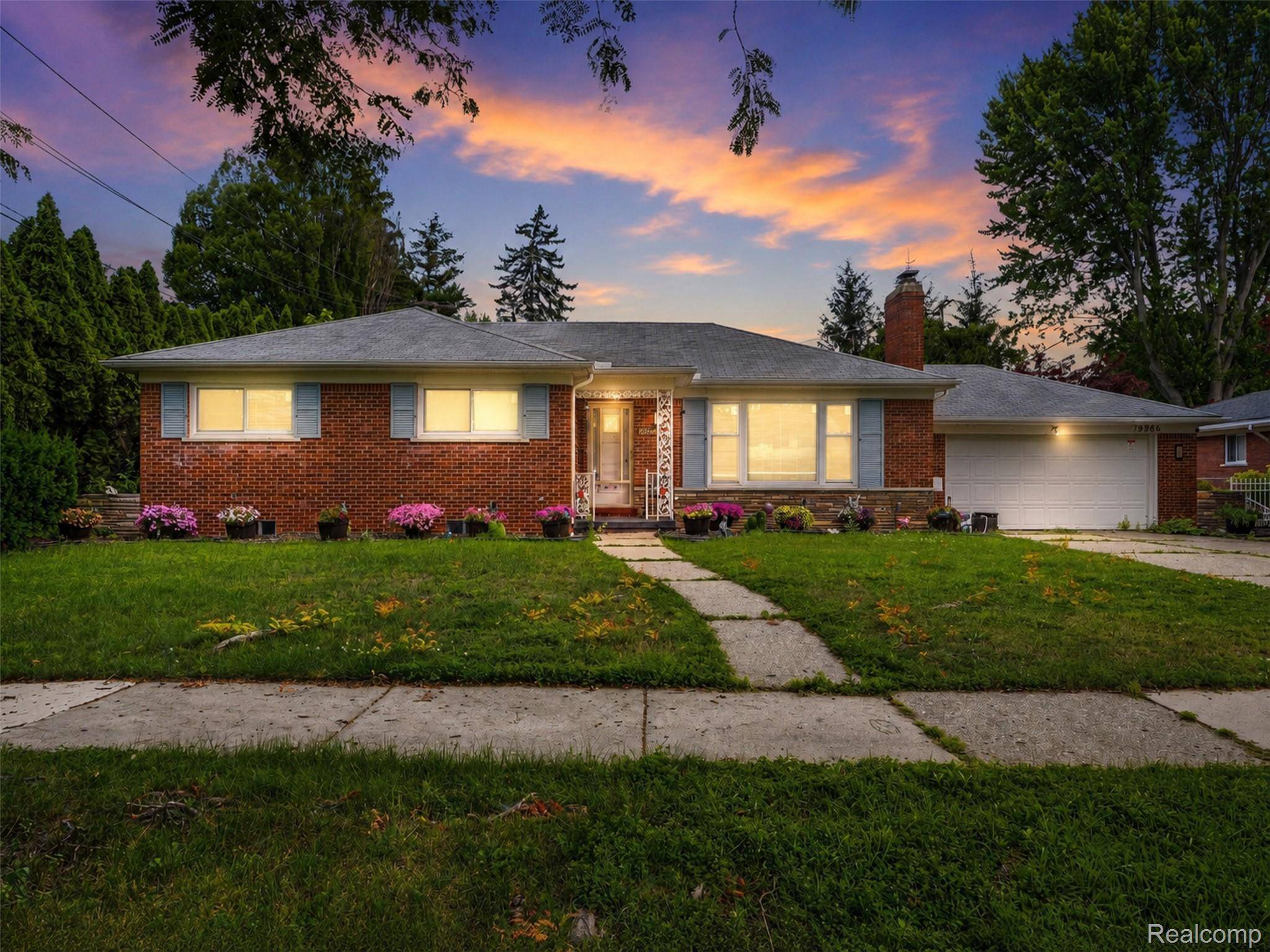 19986 E Doyle PL, Grosse Pointe Woods, MI 48236
