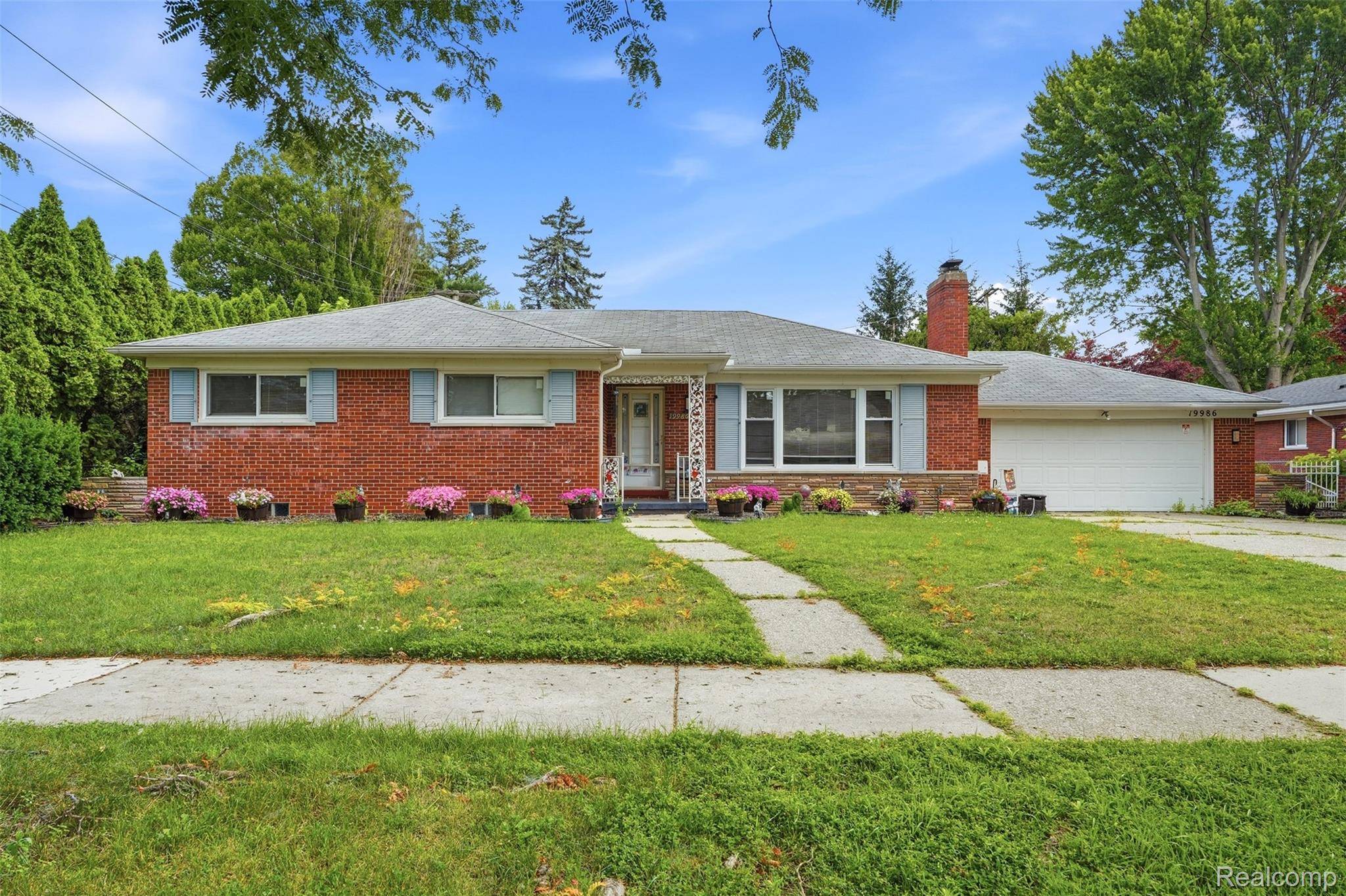 19986 E Doyle PL, Grosse Pointe Woods, MI 48236