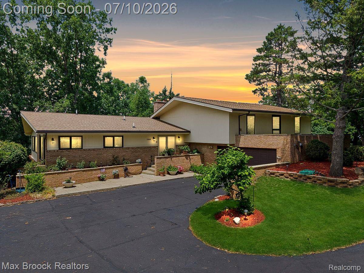 1808 Moors CT, Bloomfield Hills, MI 48302