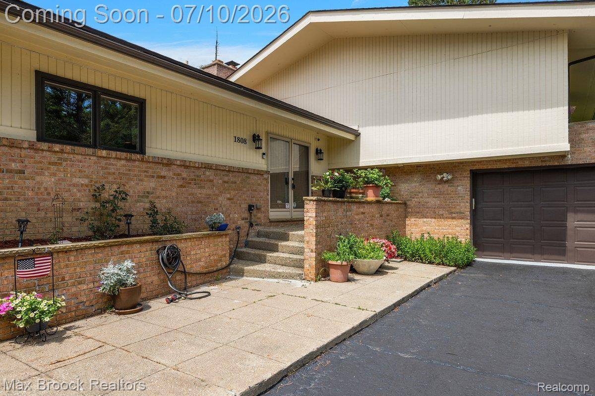 1808 Moors CT, Bloomfield Hills, MI 48302