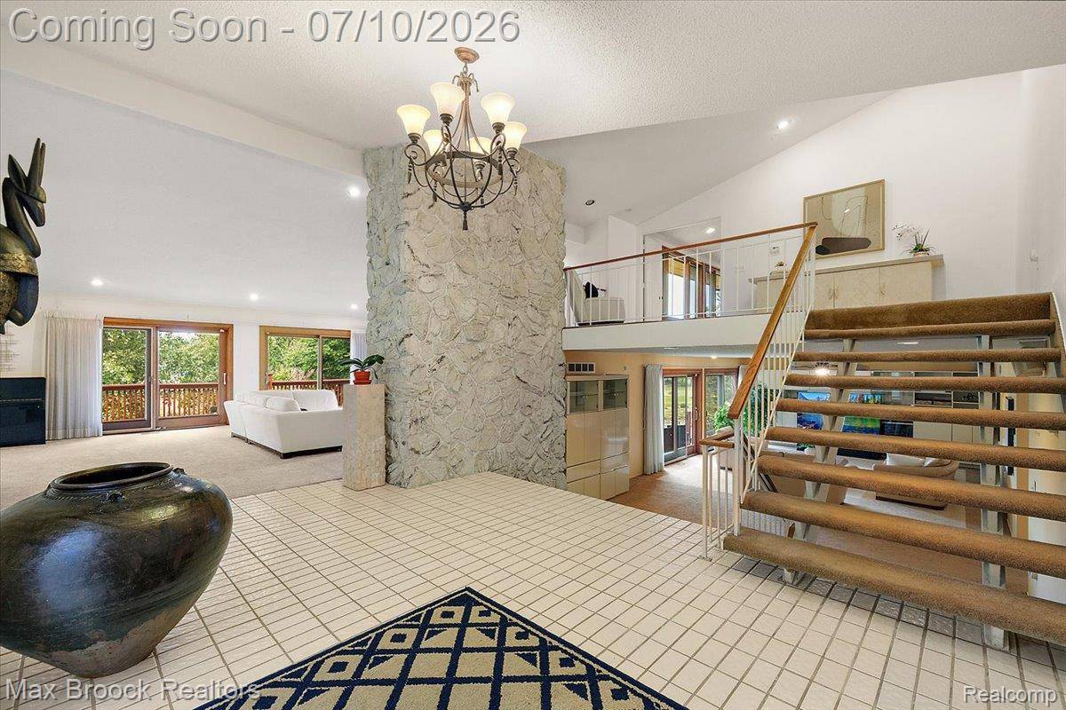 1808 Moors CT, Bloomfield Hills, MI 48302