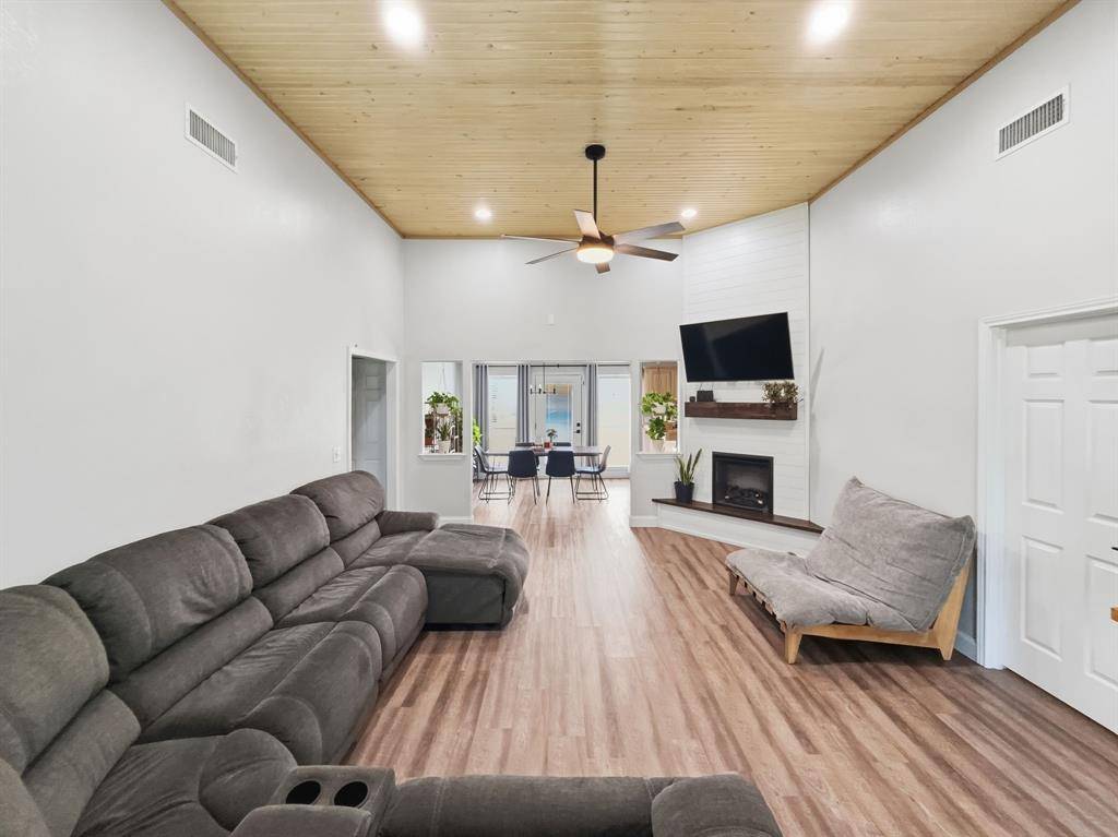 704 W Bells Boulevard, Bells, TX 75414