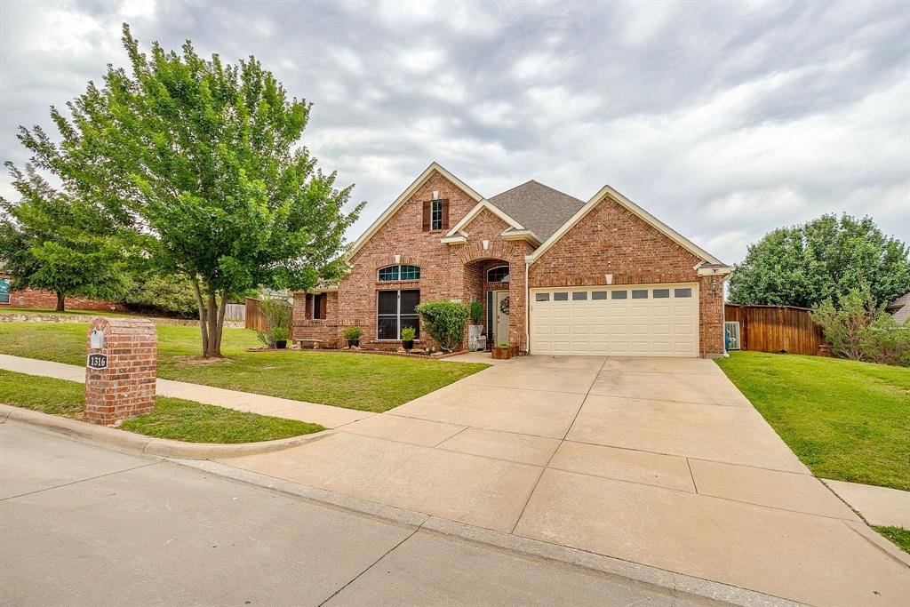 1316 Meadowlakes, Azle, TX 76020