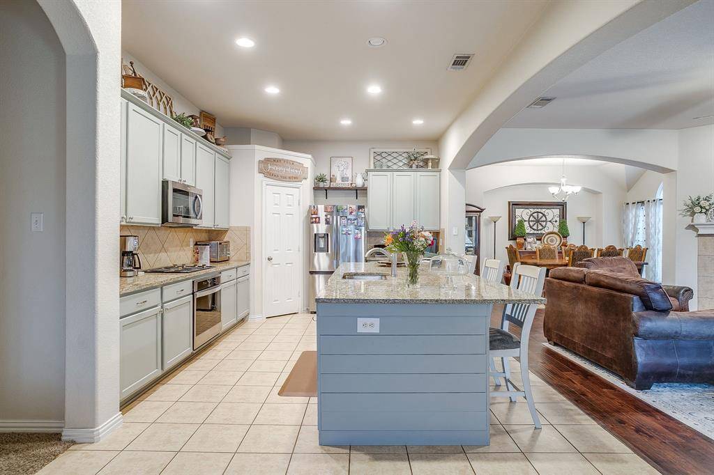 1316 Meadowlakes, Azle, TX 76020