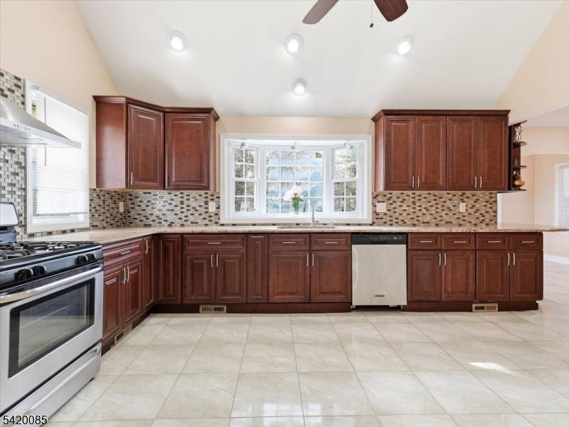 95 Sycamore Ave, Livingston Twp., NJ 07039
