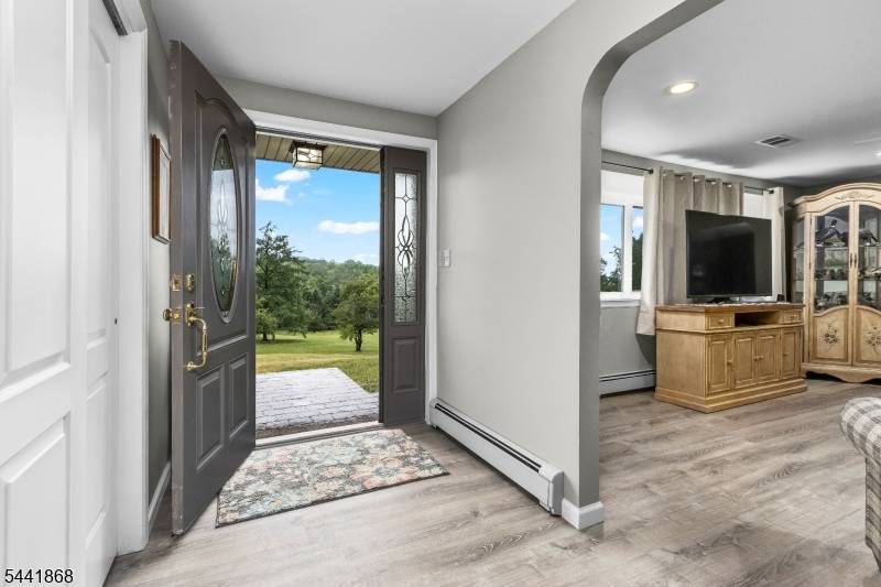 9 Ernella Dr, White Twp., NJ 07823
