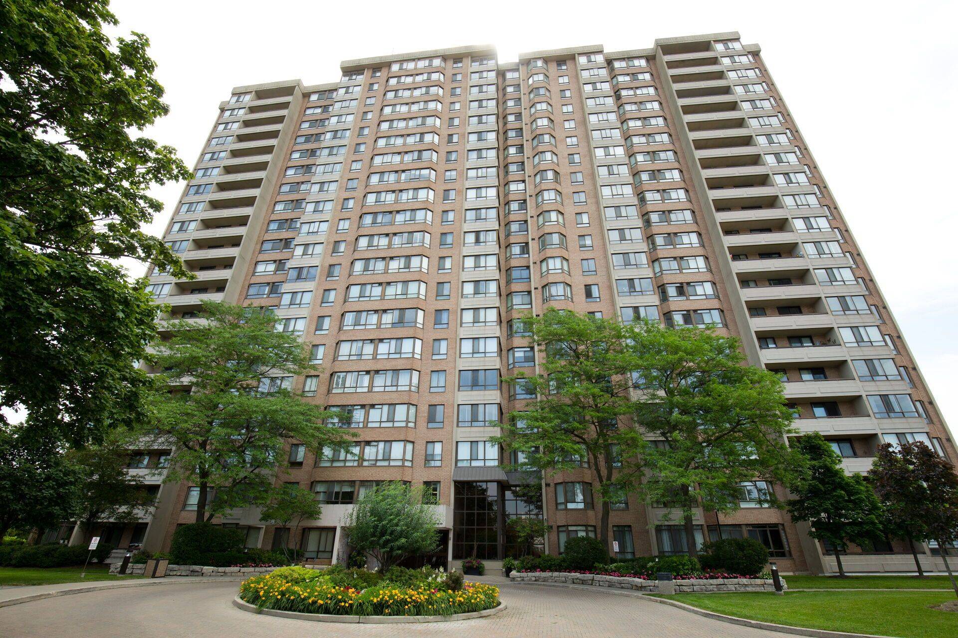 100 County Court BLVD #1709, Brampton, ON L6W 3X1