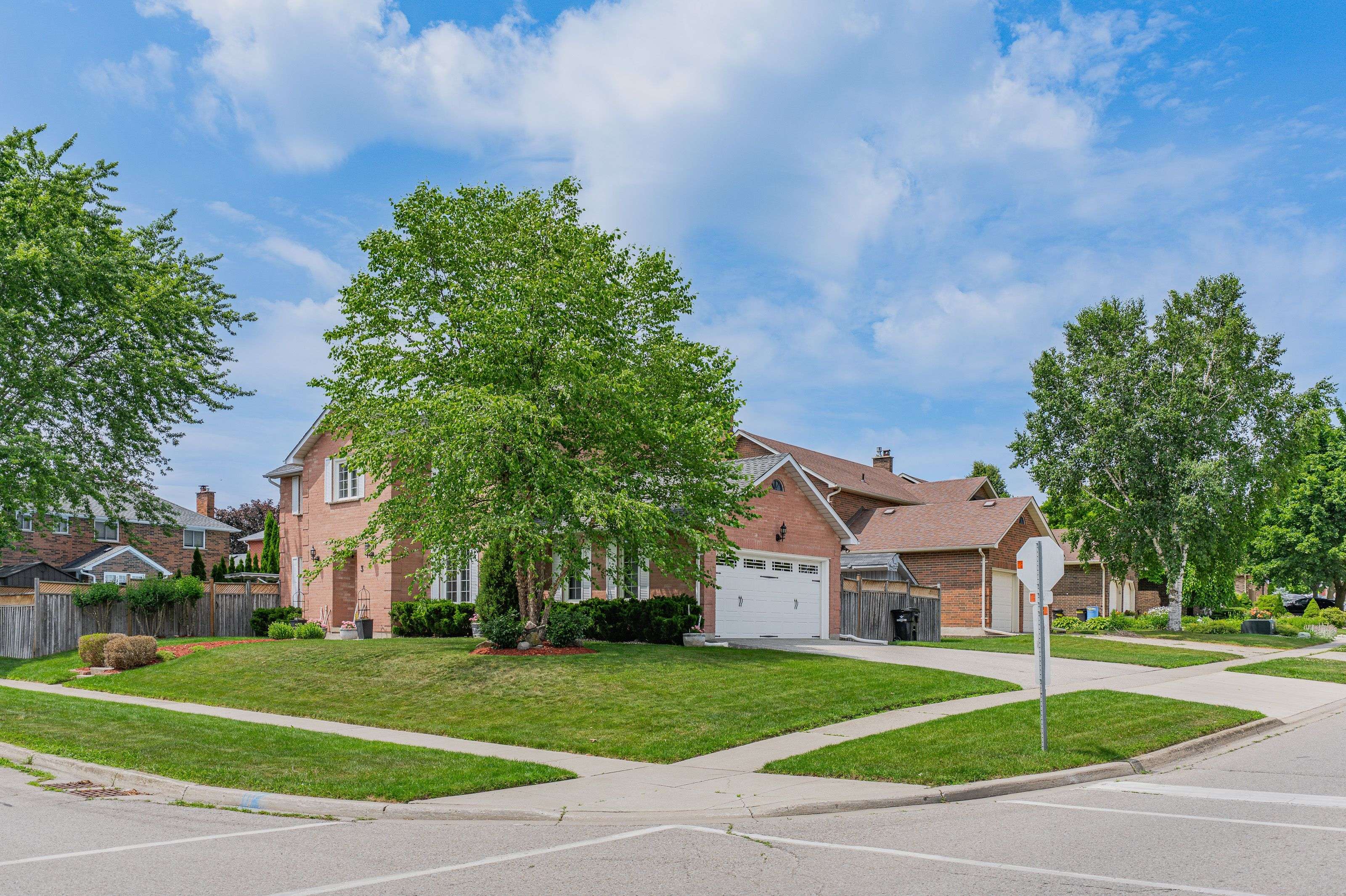 3 Wallace DR, Cambridge, ON N1T 1K7