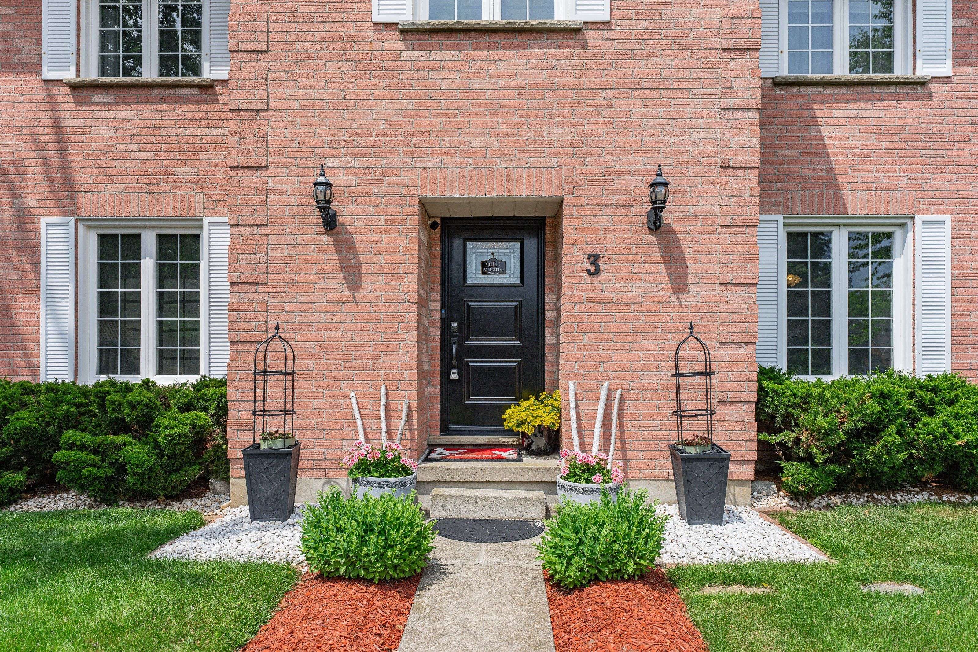 3 Wallace DR, Cambridge, ON N1T 1K7
