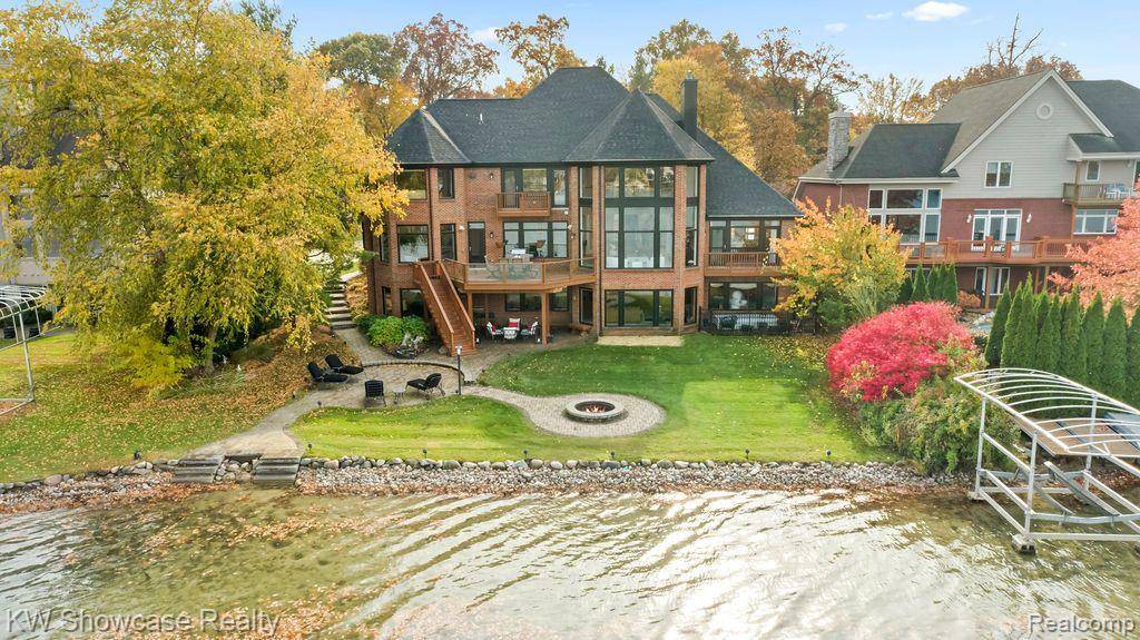 8579 PINE COVE DR, Commerce Twp, MI 48382