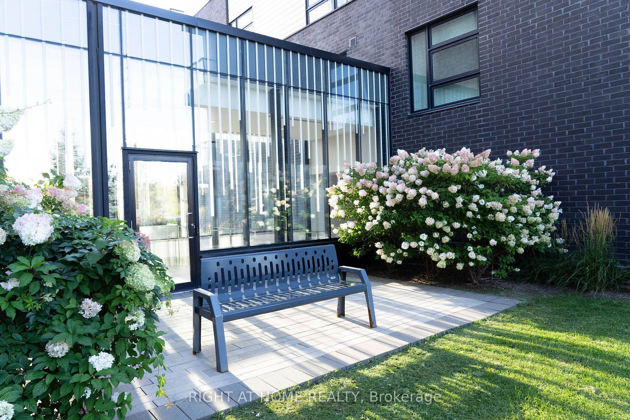 555 William Graham DR #324, Aurora, ON L4G 3H9