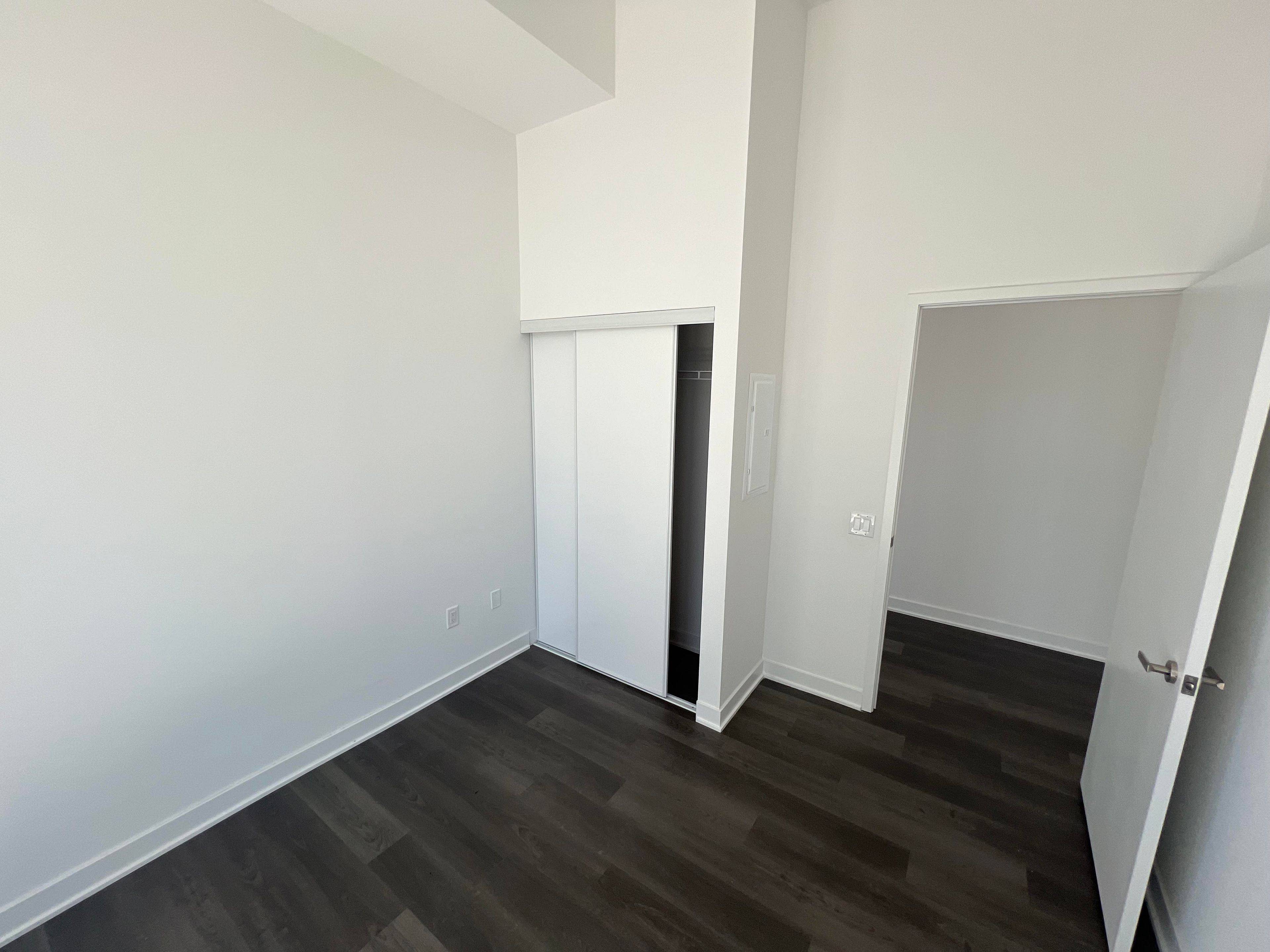 3900 Confederation Pkwy #528, Mississauga, ON L5B 0M3