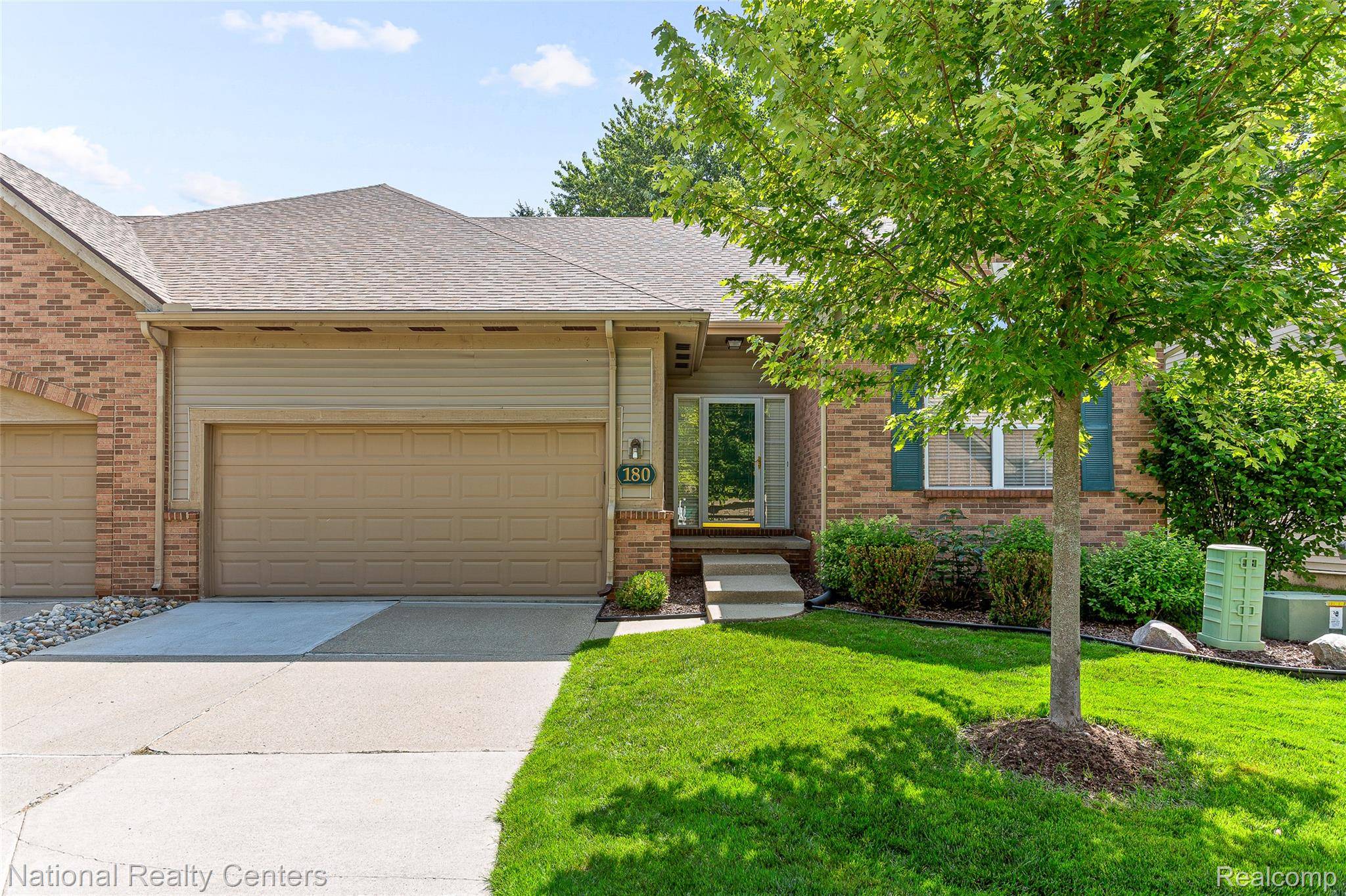 180 Winslow CIR, Commerce Charter Township, MI 48390