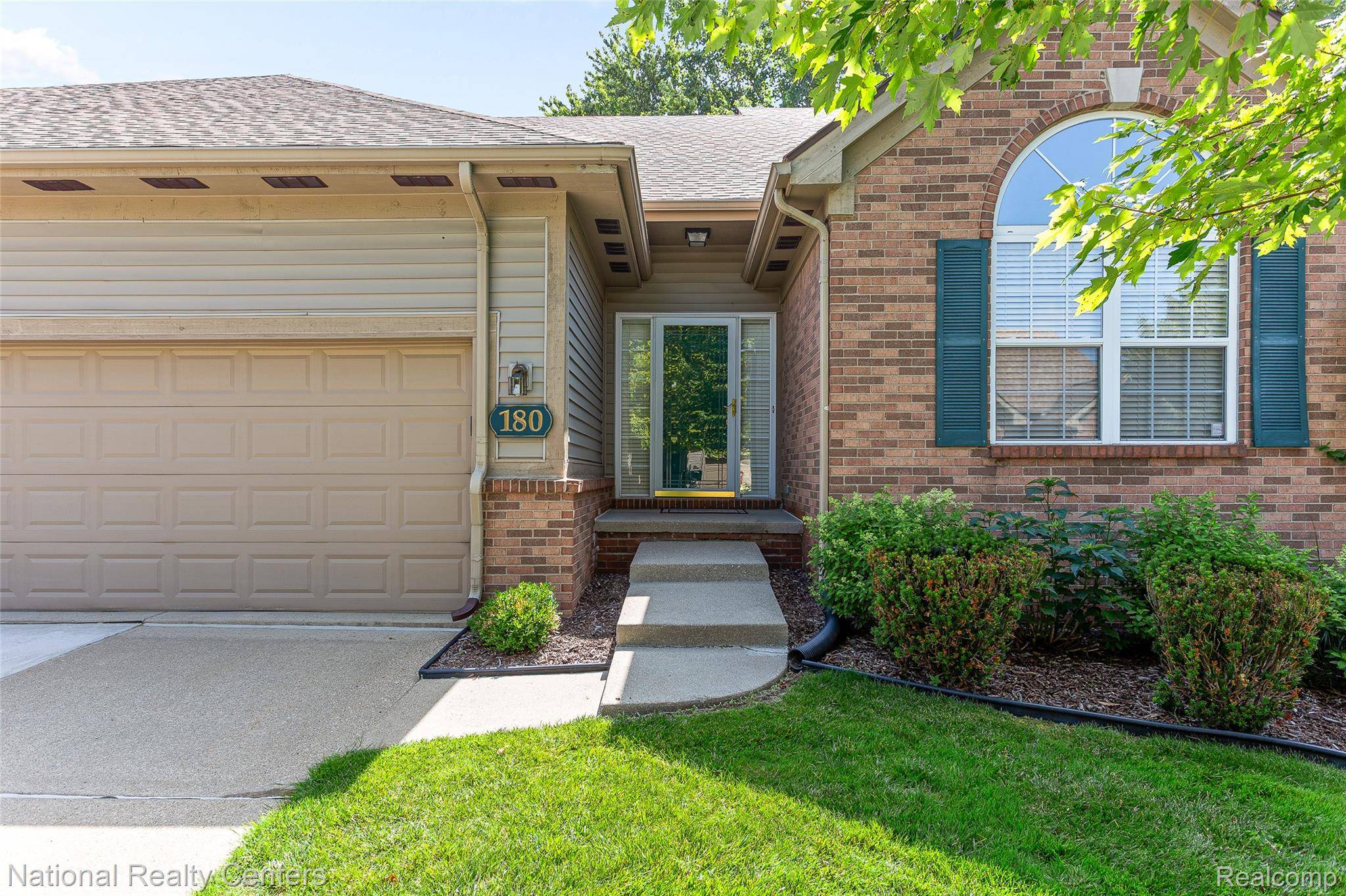 180 Winslow CIR, Commerce Charter Township, MI 48390