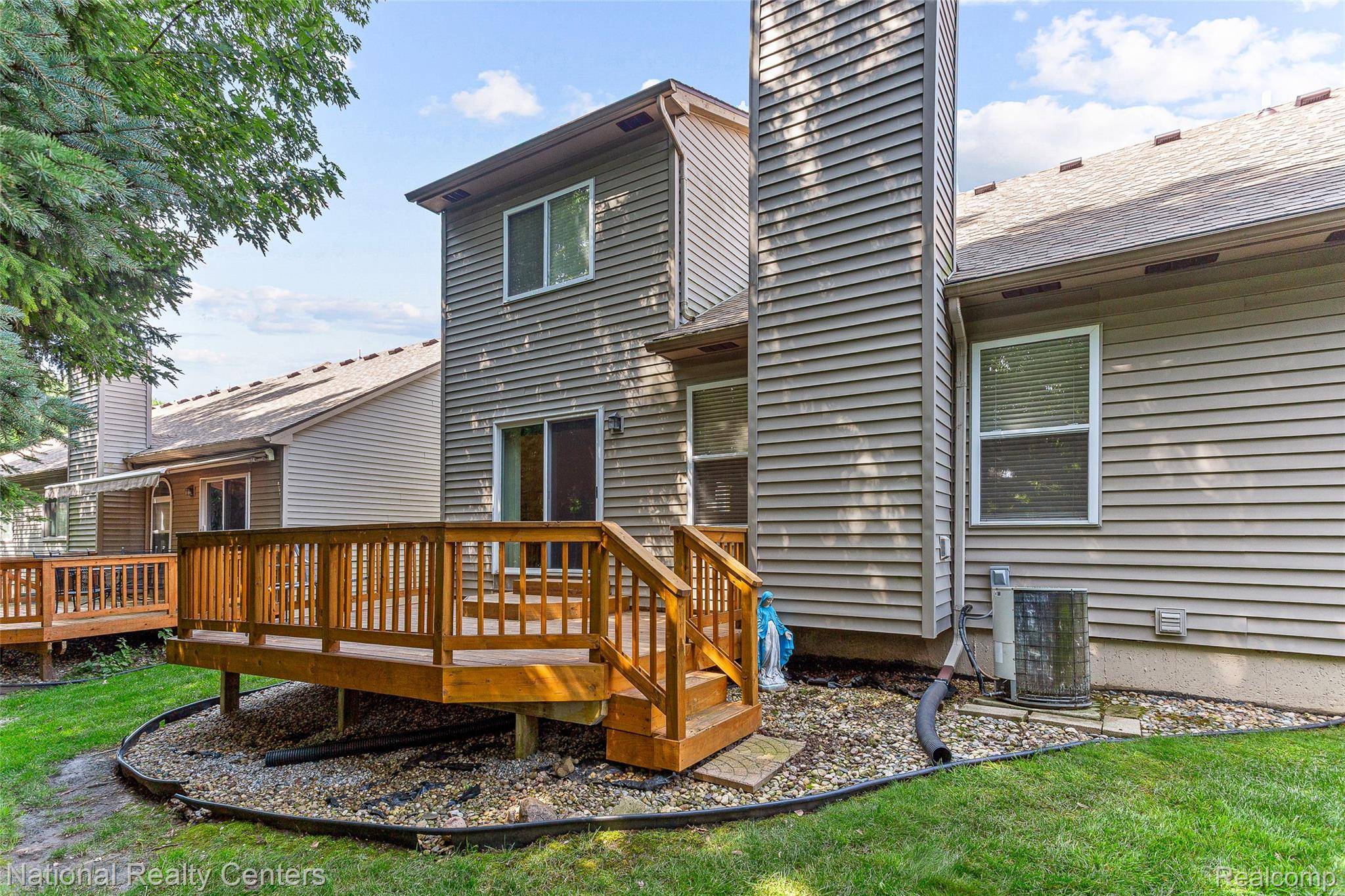 180 Winslow CIR, Commerce Charter Township, MI 48390