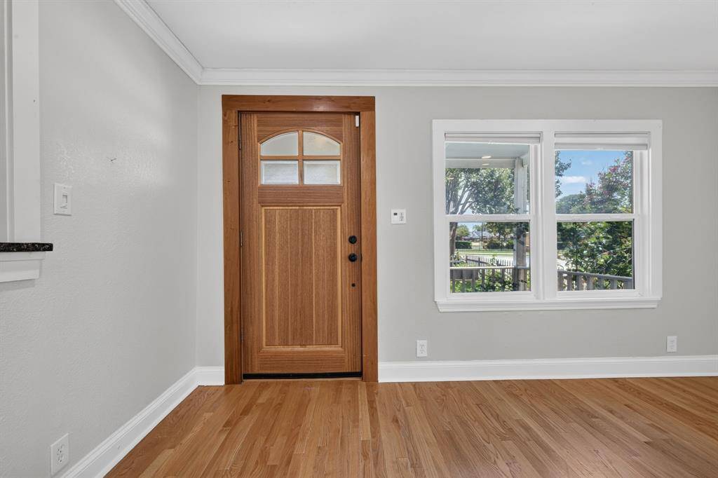 613 E Worth Street, Grapevine, TX 76051