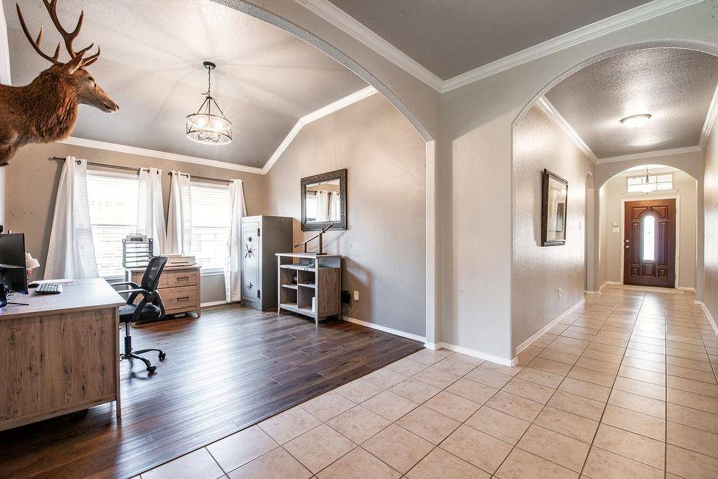 822 Graham Drive, Burleson, TX 76028