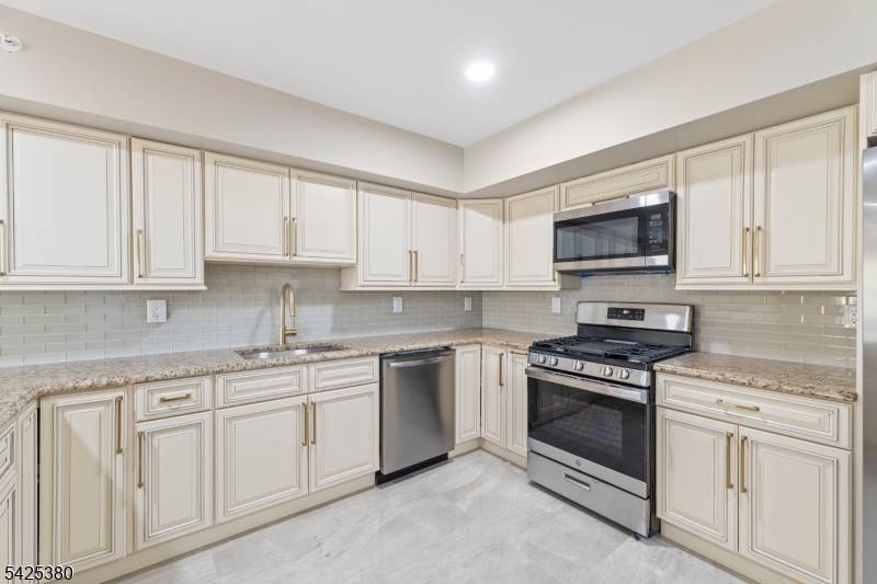 658 Market St, Paterson City, NJ 07513
