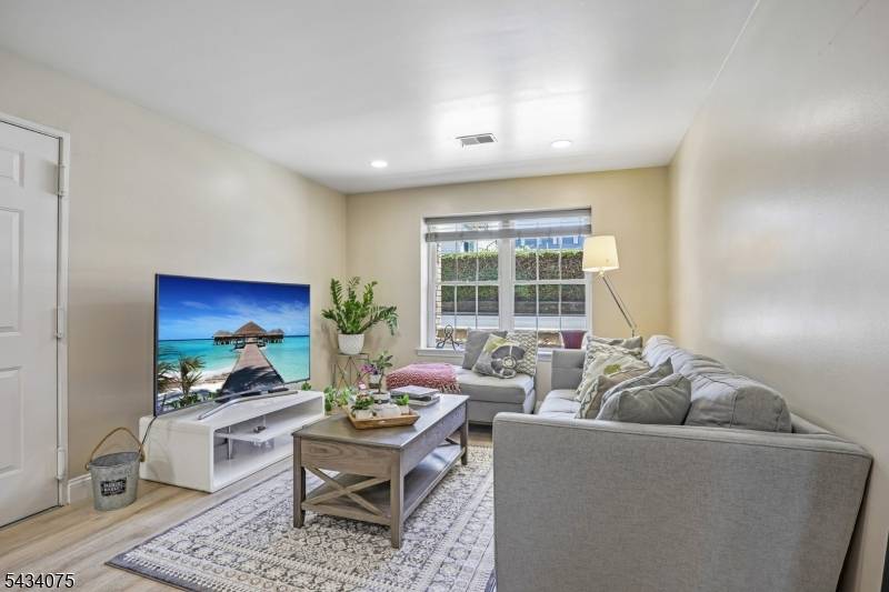 272-276 Walnut St #6D, Newark City, NJ 07105